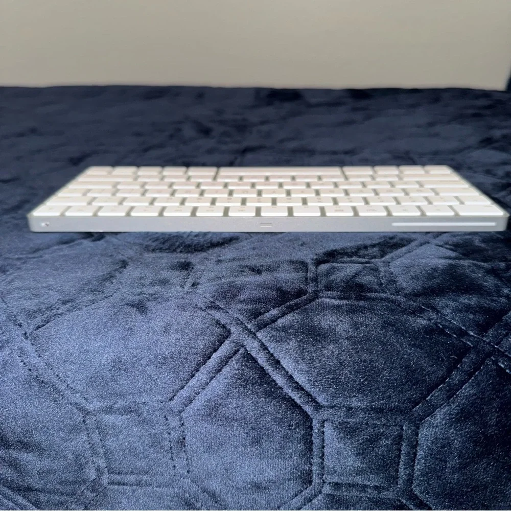 Apple Magic Keyboard- Lightening Port